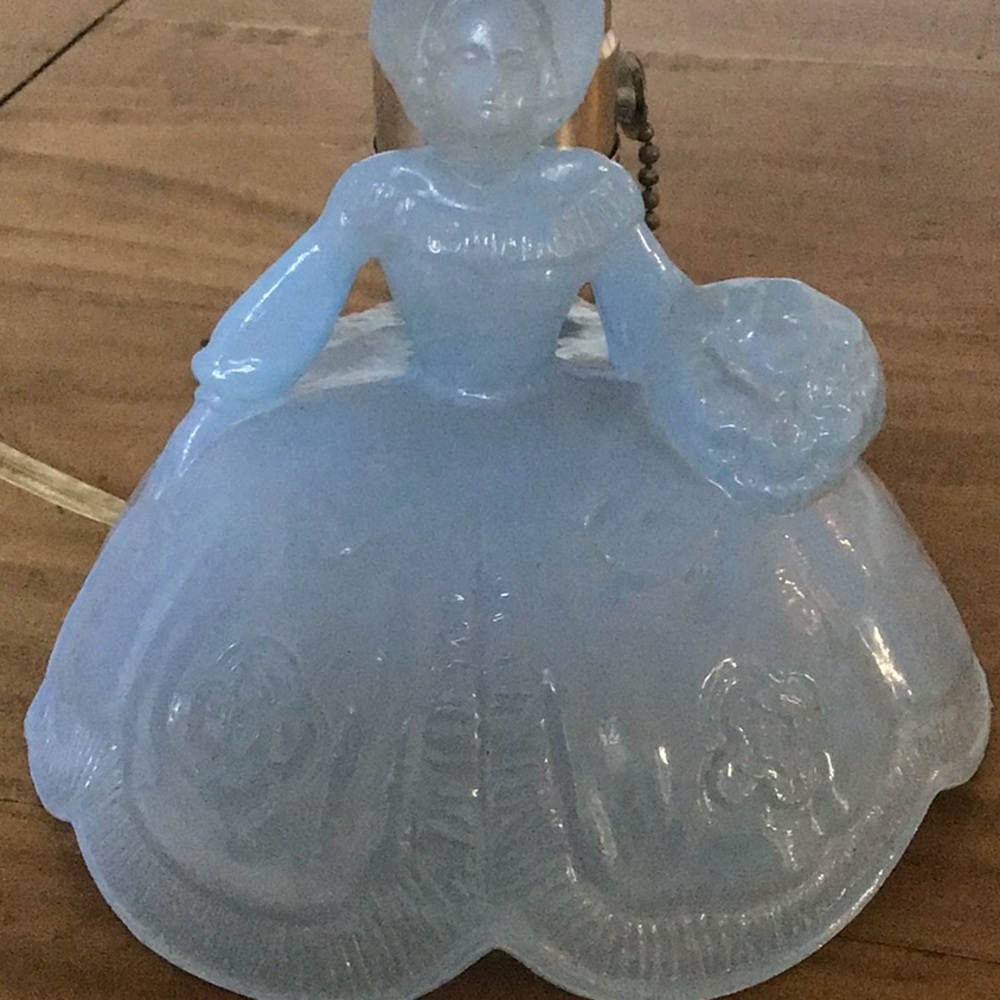 Vintage collectible L.E. Smith "Southern Belle" boudoir lamp. - Picture 5 of 13